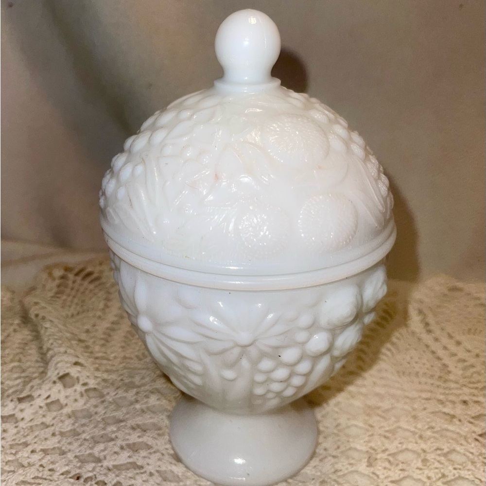 Vtg Sugar jar withh lid. Great for coffee bars. Sugar stays fresh!